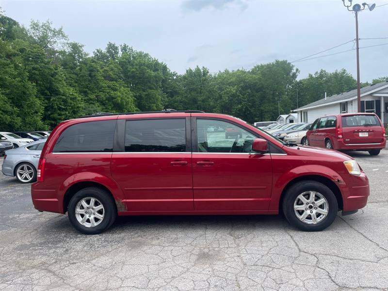 Used 2008 Chrysler Town & Country Touring FWD image 4