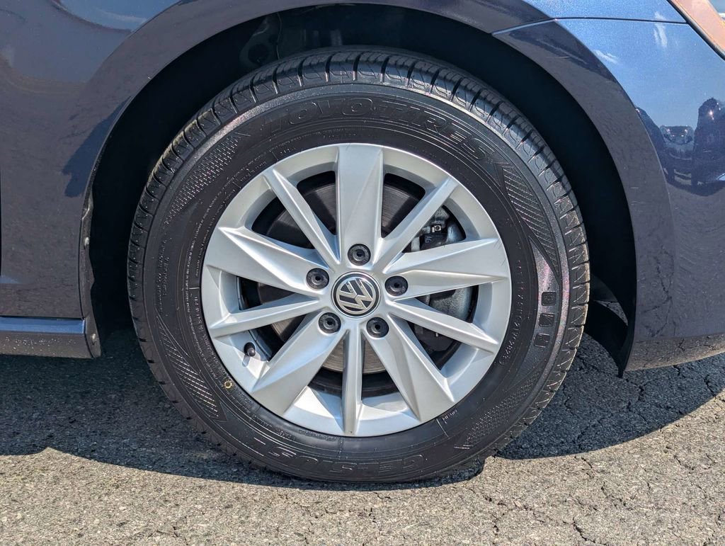 Used 2016 Volkswagen Golf 4-Door image 12