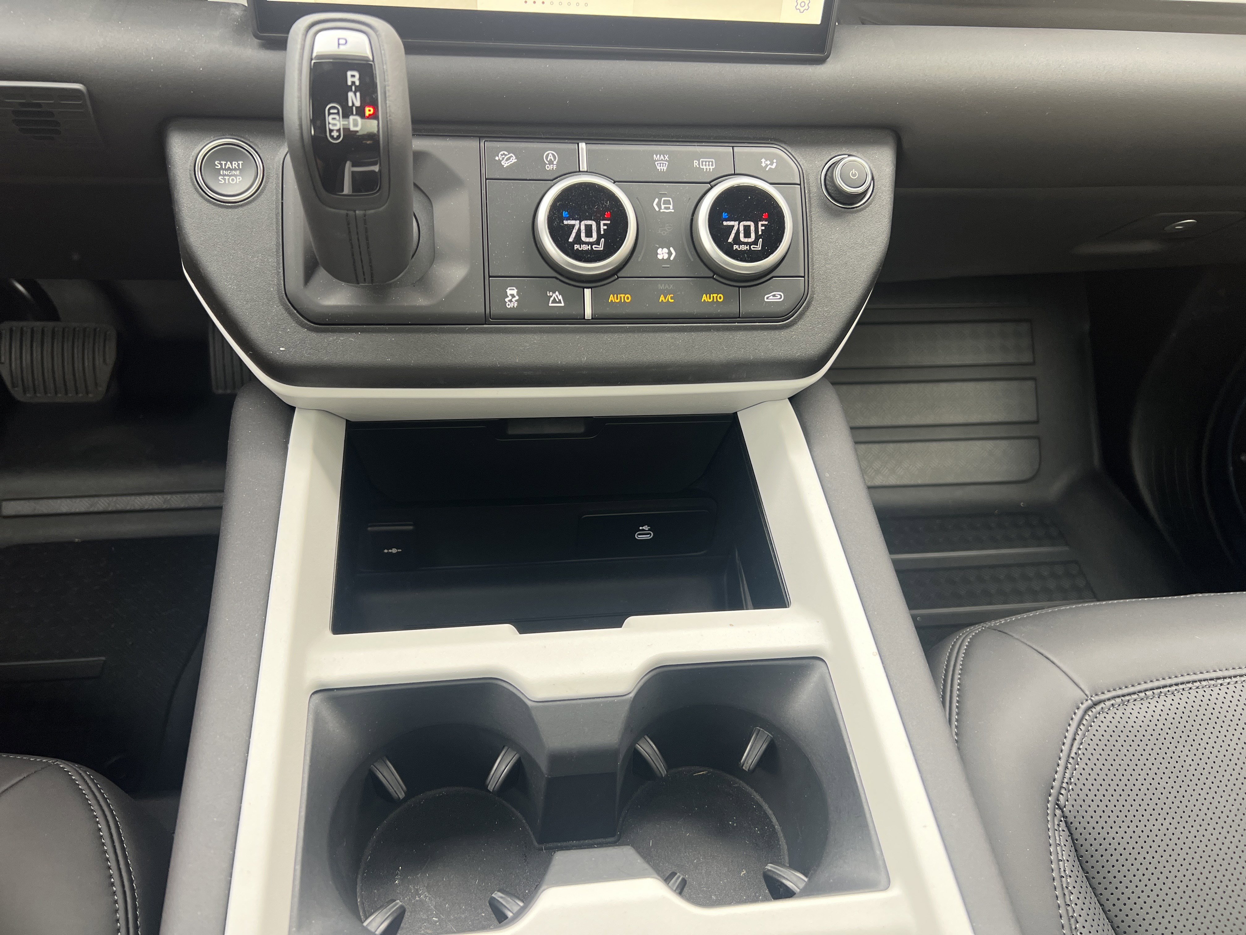 Used 2025 Land Rover Defender 90 X-Dynamic SE image 18