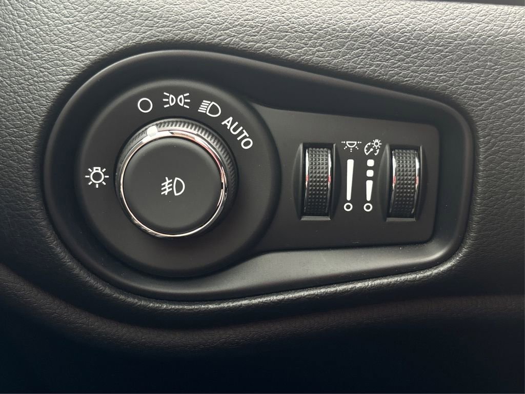 Used 2023 Jeep Renegade Latitude w/ Sun/Sound Group image 27