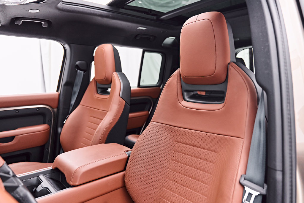 Used 2025 Land Rover Defender 110 AWD/4WD image 57