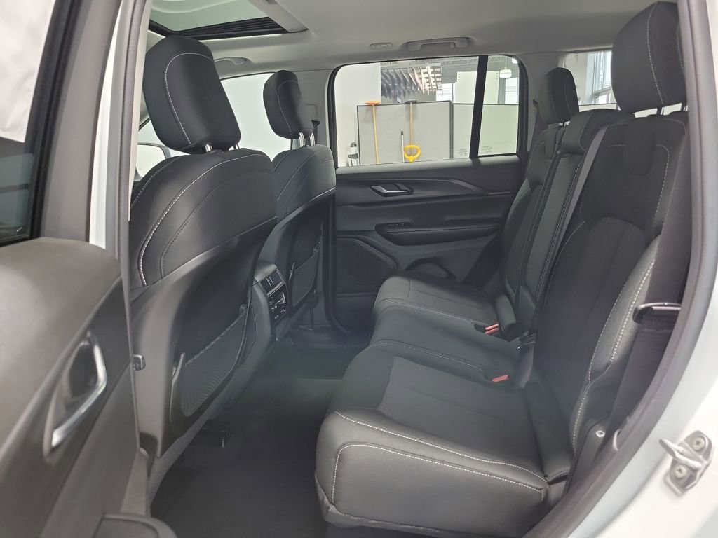 Used 2024 Jeep Grand Cherokee Laredo X image 31