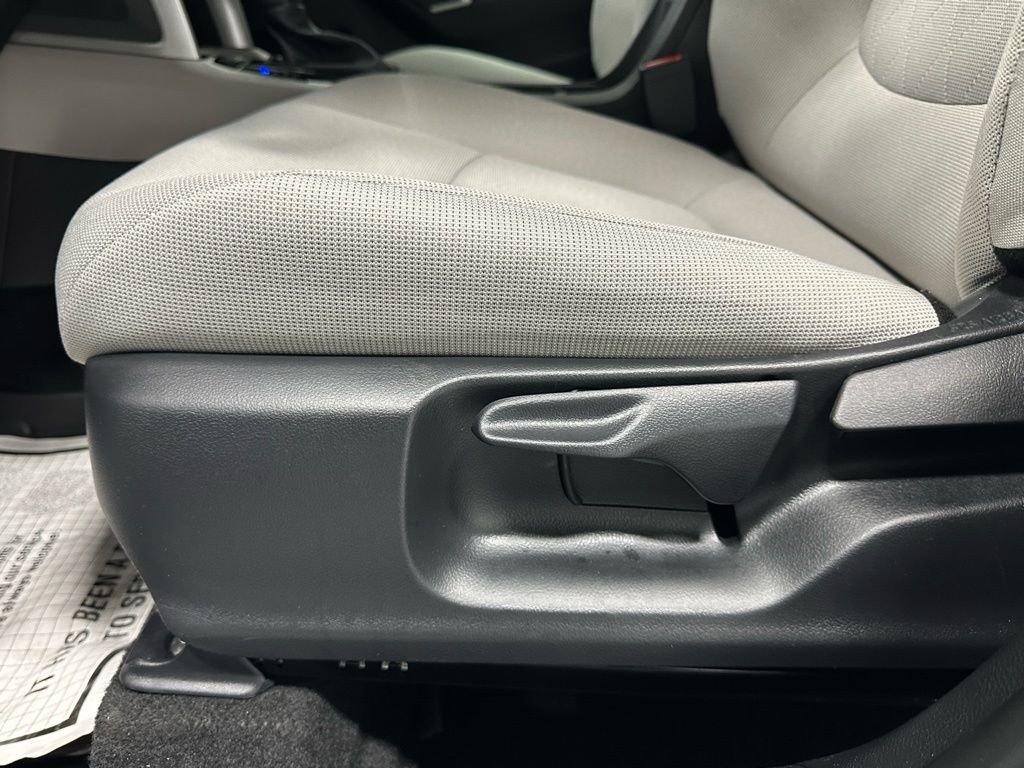 Used 2025 Toyota Corolla Cross L image 12