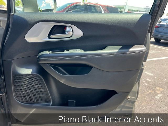 Used 2021 Chrysler Pacifica Touring-L w/ Uconnect Theater Family Group AWD/4WD image 35