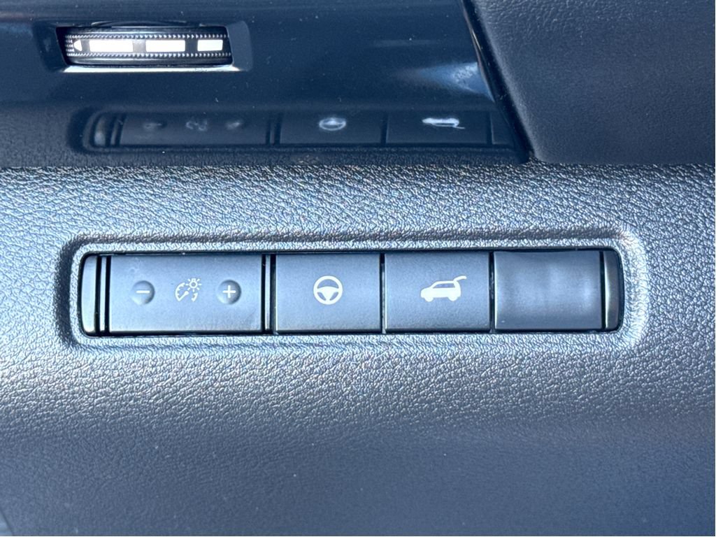 Used 2025 Nissan Pathfinder SV AWD/4WD image 13