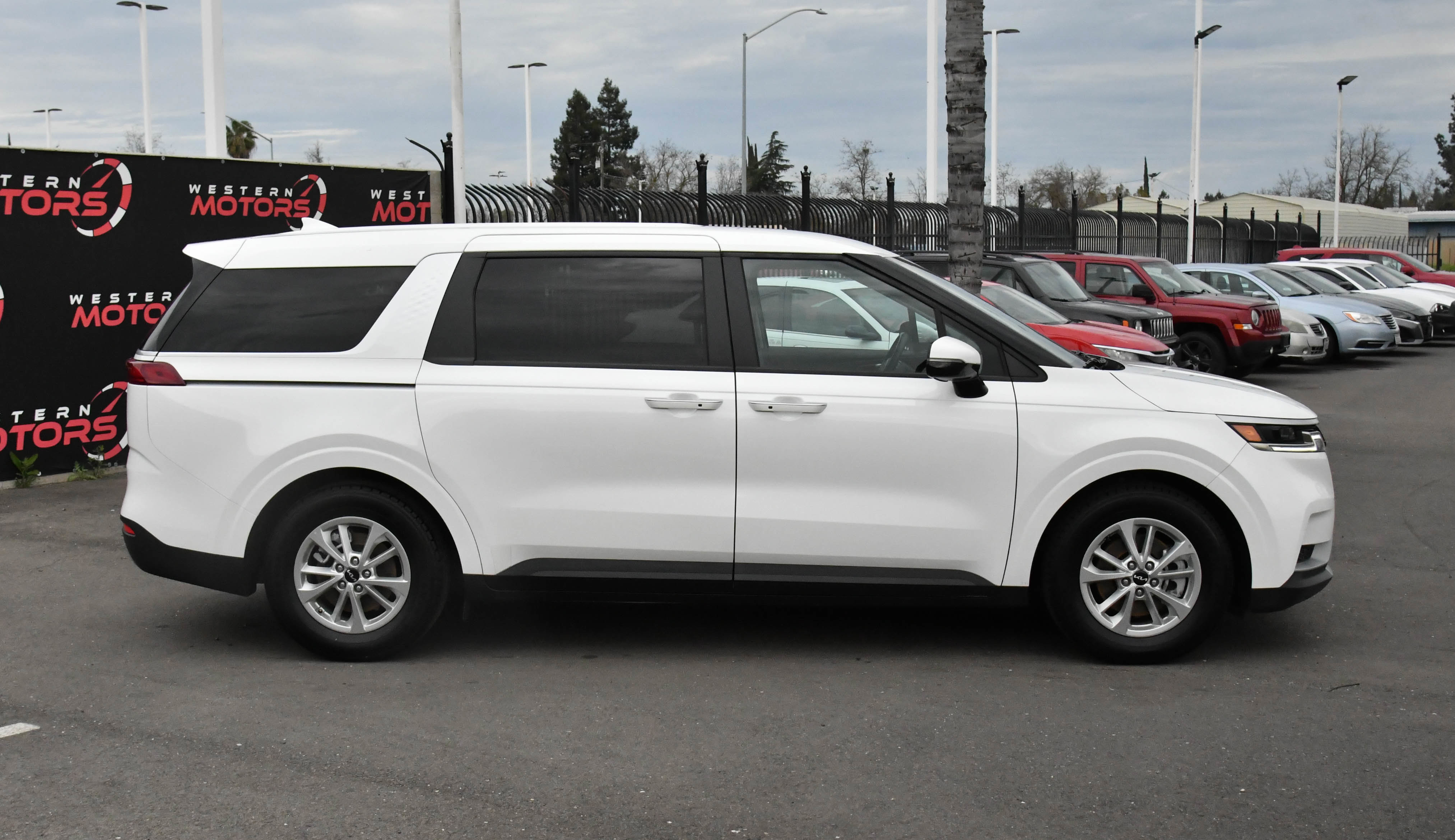 Used 2024 Kia Carnival LX image 9