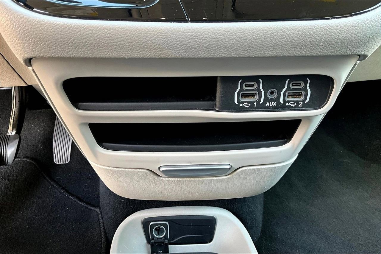 Certified 2024 Chrysler Pacifica Touring-L FWD image 16