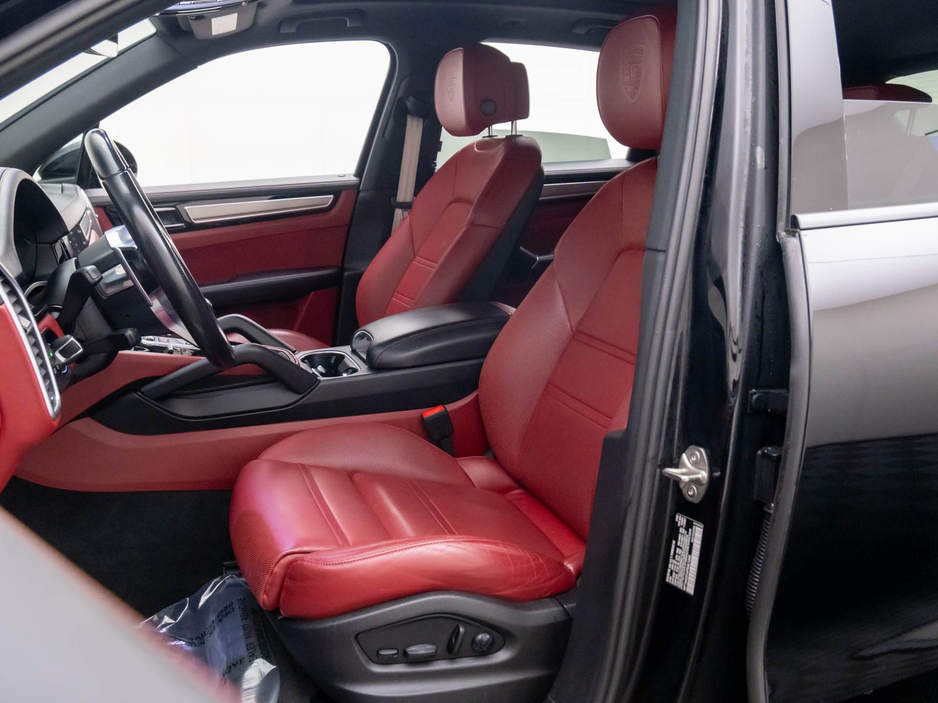 Certified 2023 Porsche Cayenne Platinum Edition image 5