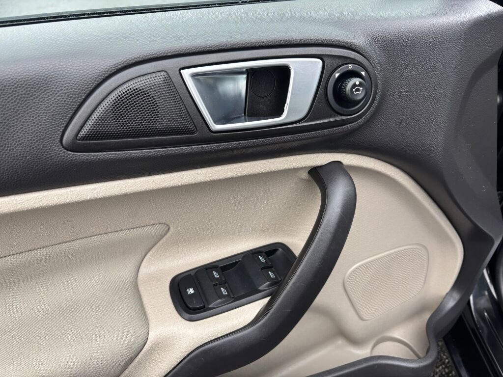 Used 2015 Ford Fiesta SE w/ Comfort Package image 18