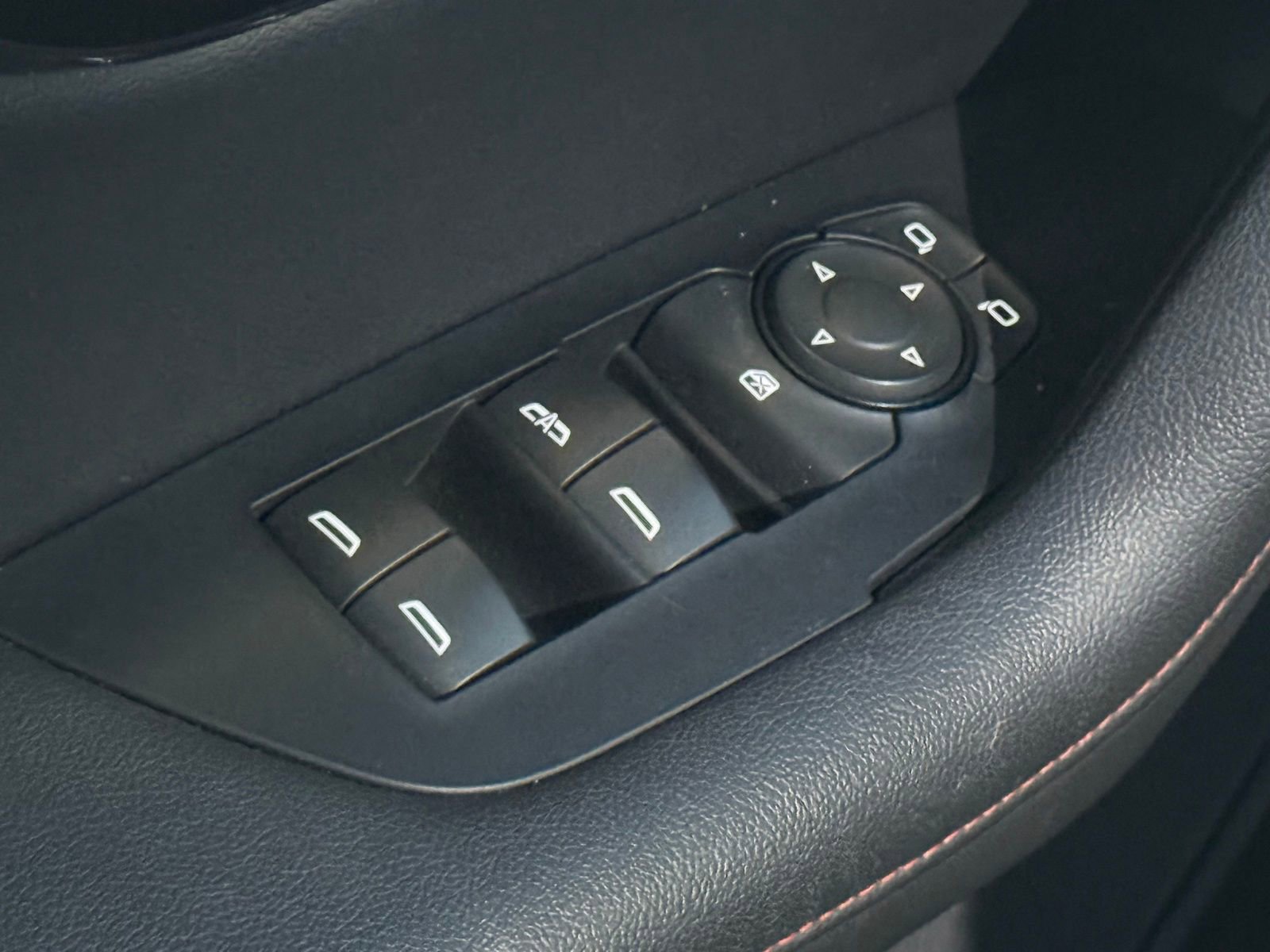 Used 2019 Chevrolet Blazer RS w/ Sun and Wheels Package image 32