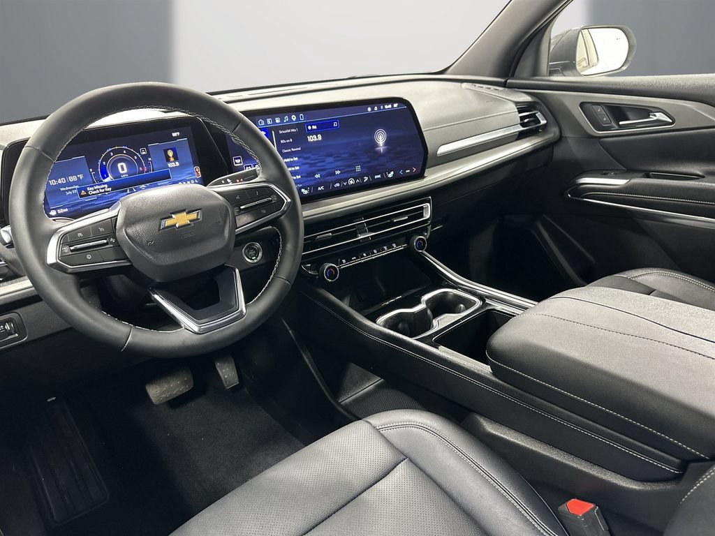 Used 2025 Chevrolet Traverse LT w/ Driver Confidence Package FWD image 13