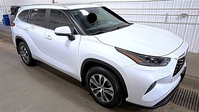 Used 2023 Toyota Highlander XLE image 6