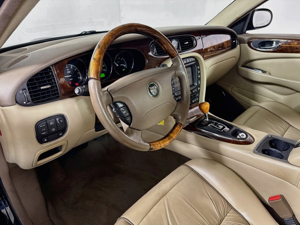 Used 2005 Jaguar XJ8 RWD image 9