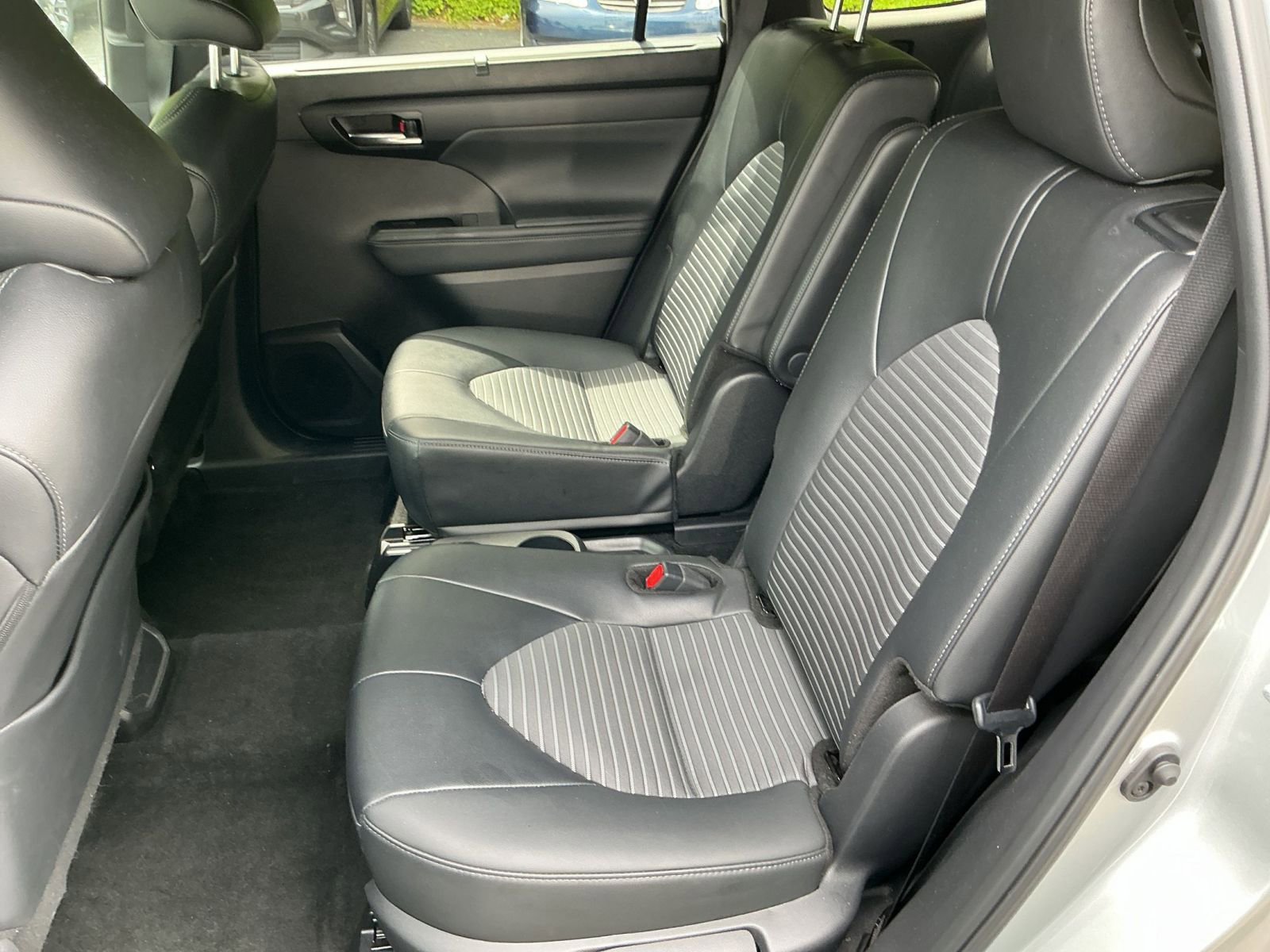 Used 2025 Toyota Highlander XSE AWD/4WD image 36