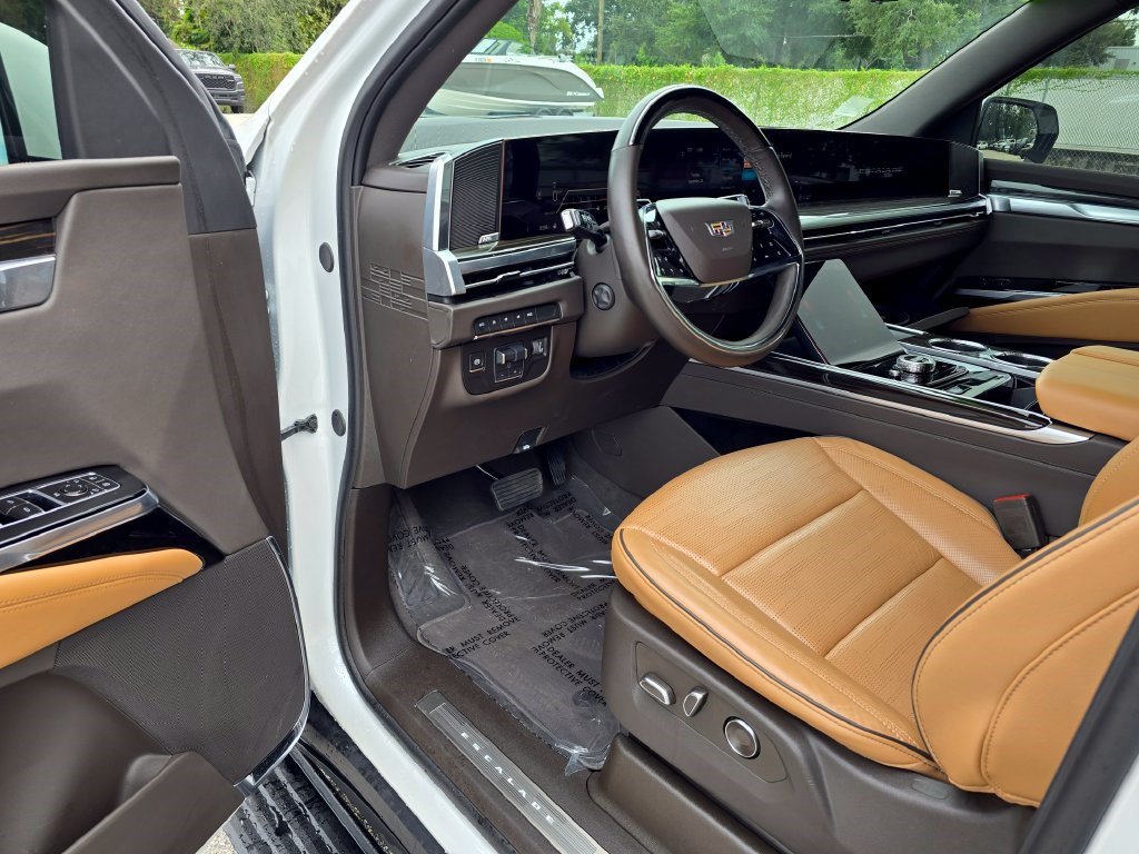 Used 2025 Cadillac Escalade ESV Premium Luxury w/ LPO, Radiant Package AWD/4WD image 18
