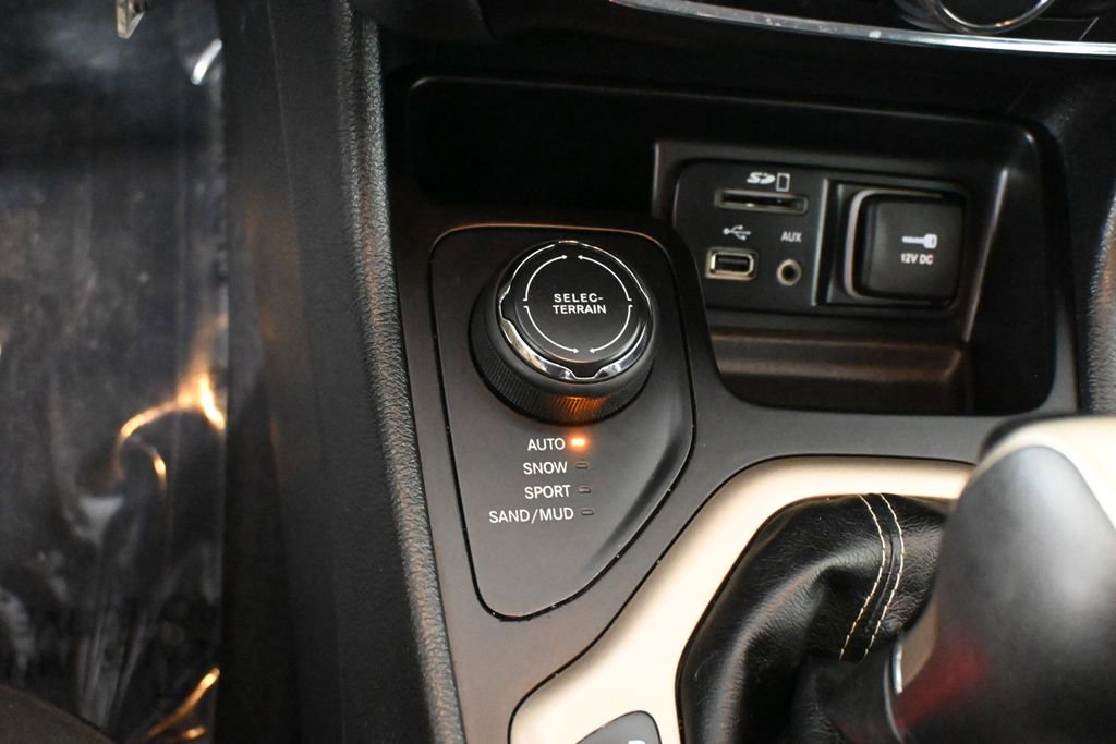 Used 2016 Jeep Cherokee Latitude w/ Cold Weather Group image 25