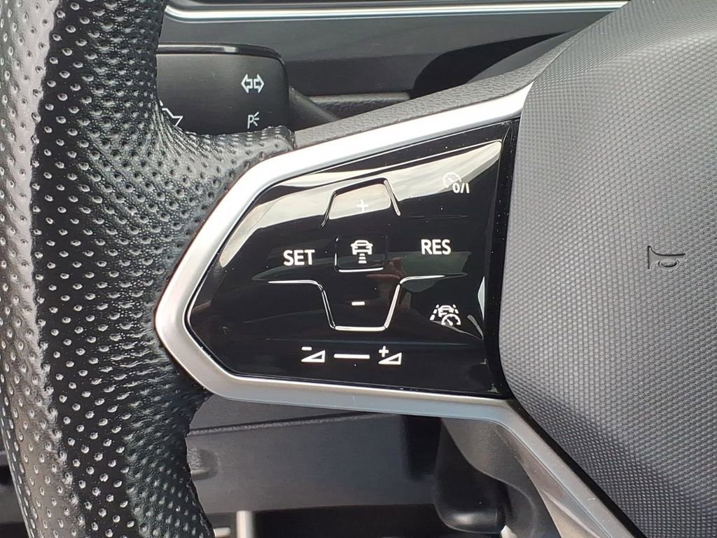 Used 2023 Volkswagen Tiguan SE R-Line AWD/4WD image 18