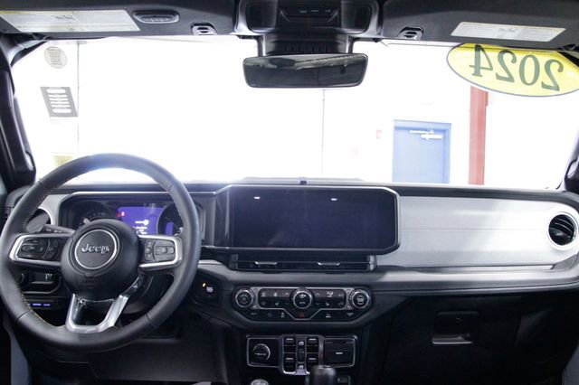 Used 2024 Jeep Wrangler Unlimited Sahara w/ Technology Group image 15