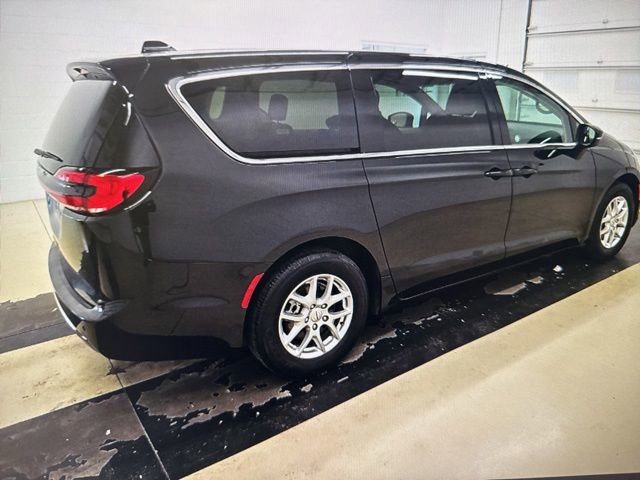 Used 2023 Chrysler Pacifica Touring-L FWD image 3