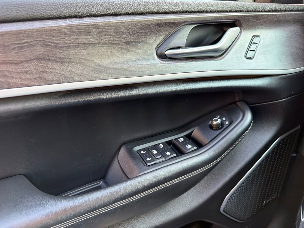 Used 2022 Jeep Grand Cherokee L Limited w/ Black Appearance Package image 35