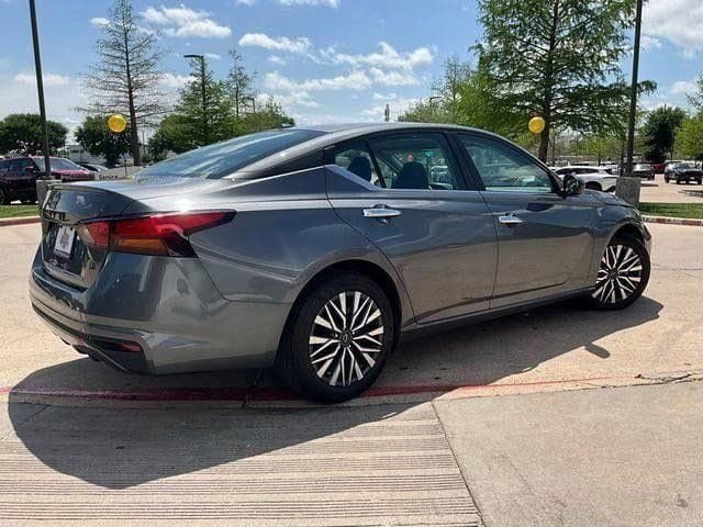 Used 2025 Nissan Altima 2.5 SV image 5