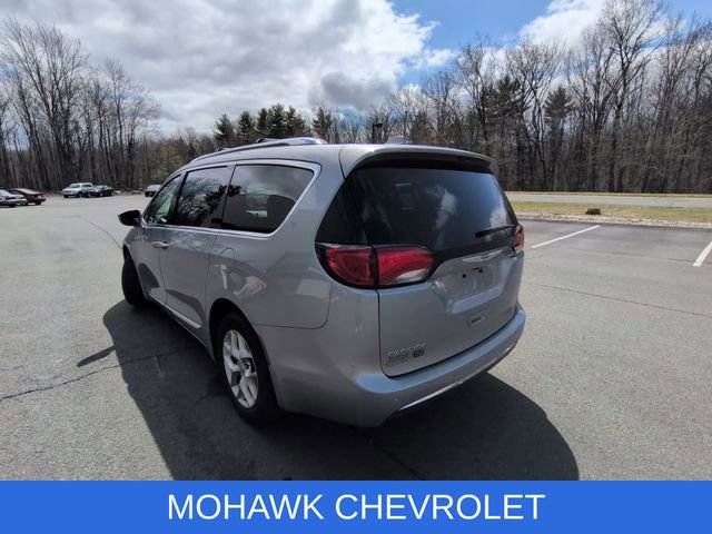 Used 2020 Chrysler Pacifica Touring-L image 3