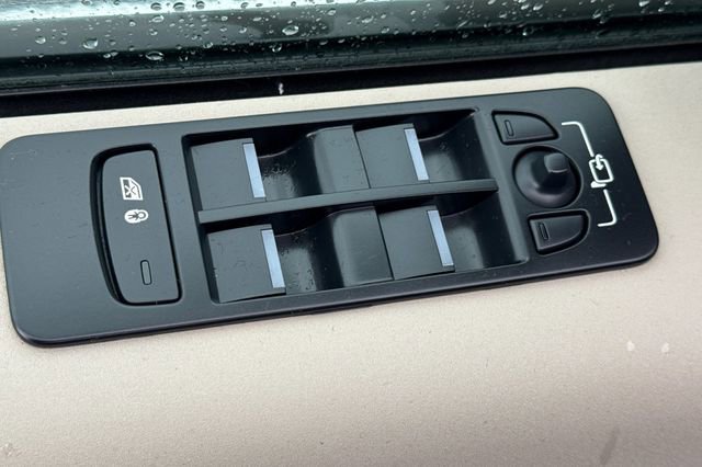 Used 2023 Land Rover Discovery Sport S image 12