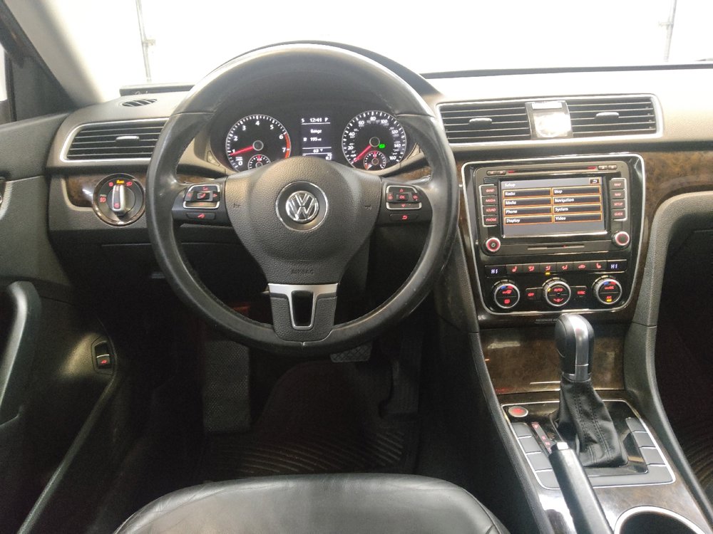 Used 2015 Volkswagen Passat 1.8T SEL Premium image 22