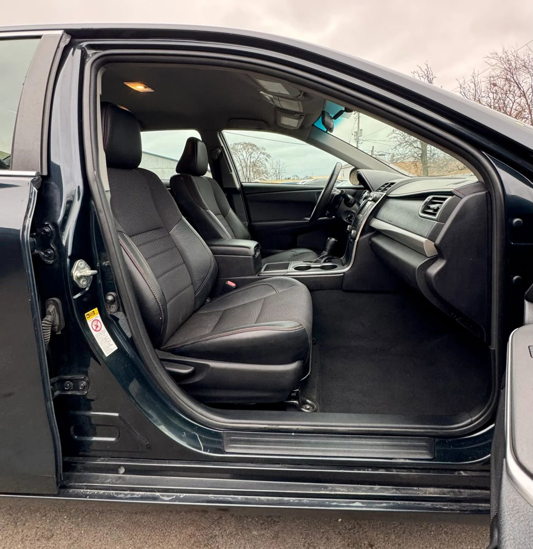 Used 2017 Toyota Camry SE FWD image 6