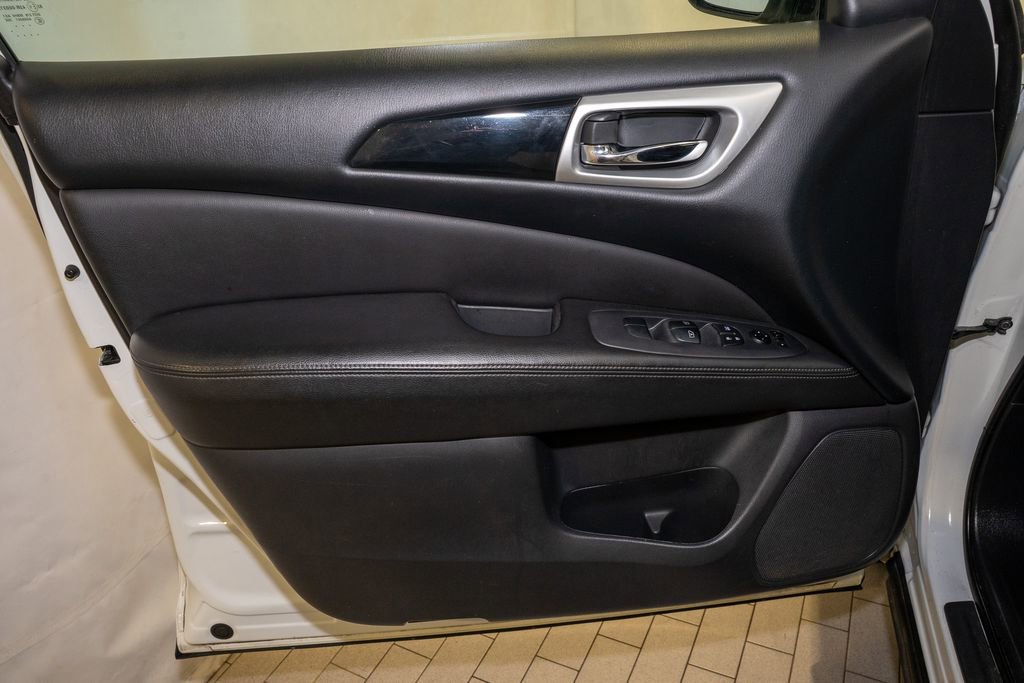 Used 2018 Nissan Pathfinder SV image 12