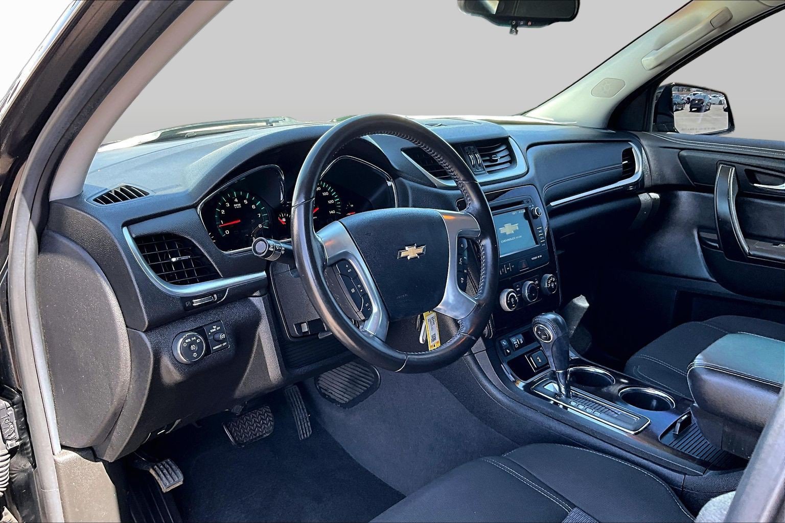 Used 2017 Chevrolet Traverse LT w/ Style and Technology Package FWD image 12