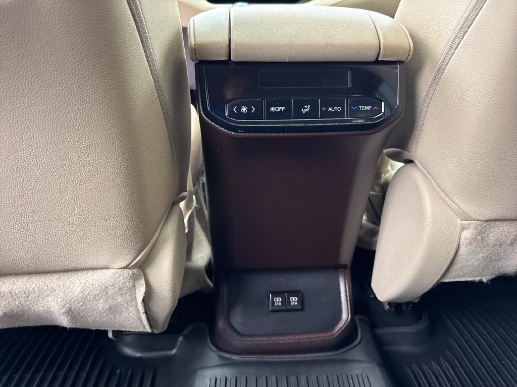 Used 2020 Toyota Highlander XLE AWD/4WD image 16