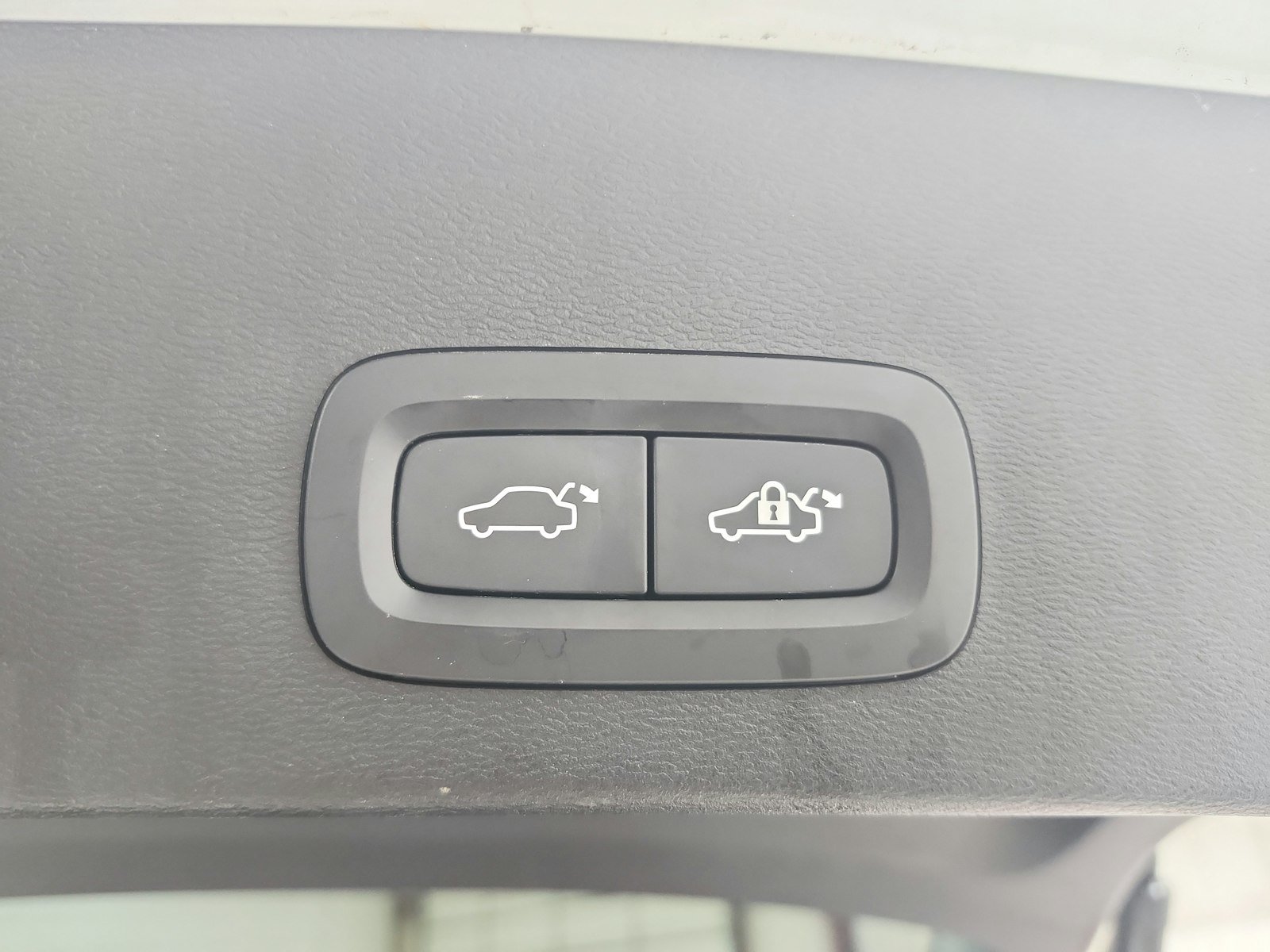 Used 2024 Volvo XC40 B5 Plus AWD/4WD image 49