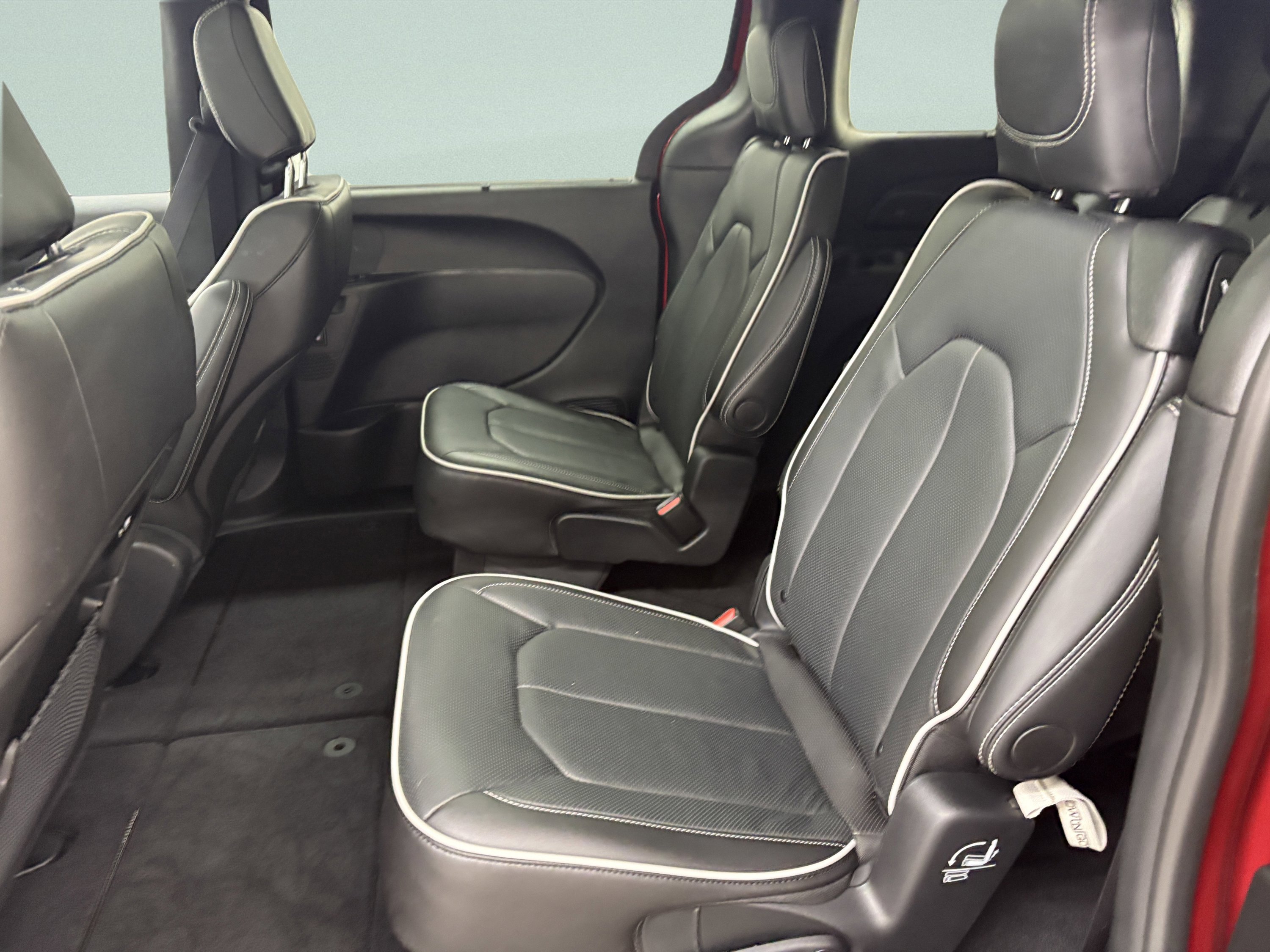 Used 2025 Chrysler Pacifica Limited image 12