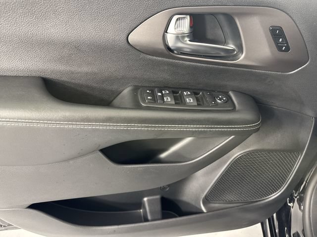 Used 2025 Chrysler Pacifica Select FWD image 19