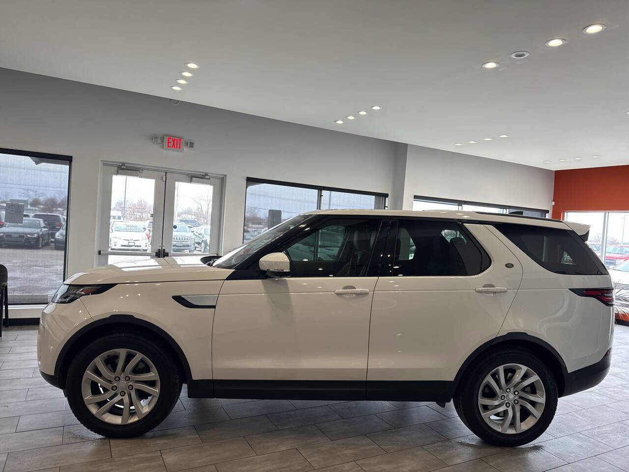 Used 2017 Land Rover Discovery HSE image 11