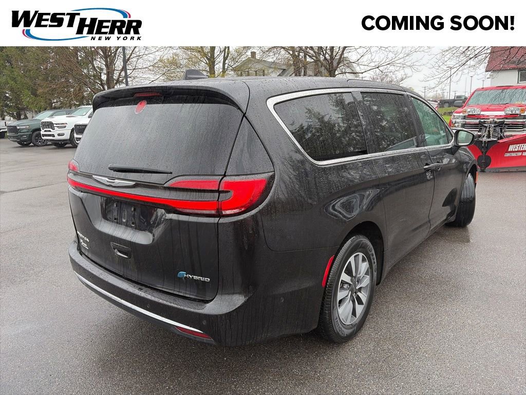 Used 2023 Chrysler Pacifica Touring-L w/ Uconnect Theater Family Group FWD image 2