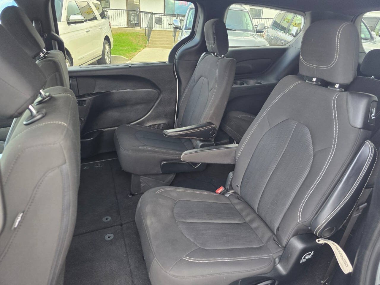 Used 2020 Chrysler Pacifica Touring w/ Advanced Safetytec Group FWD image 37