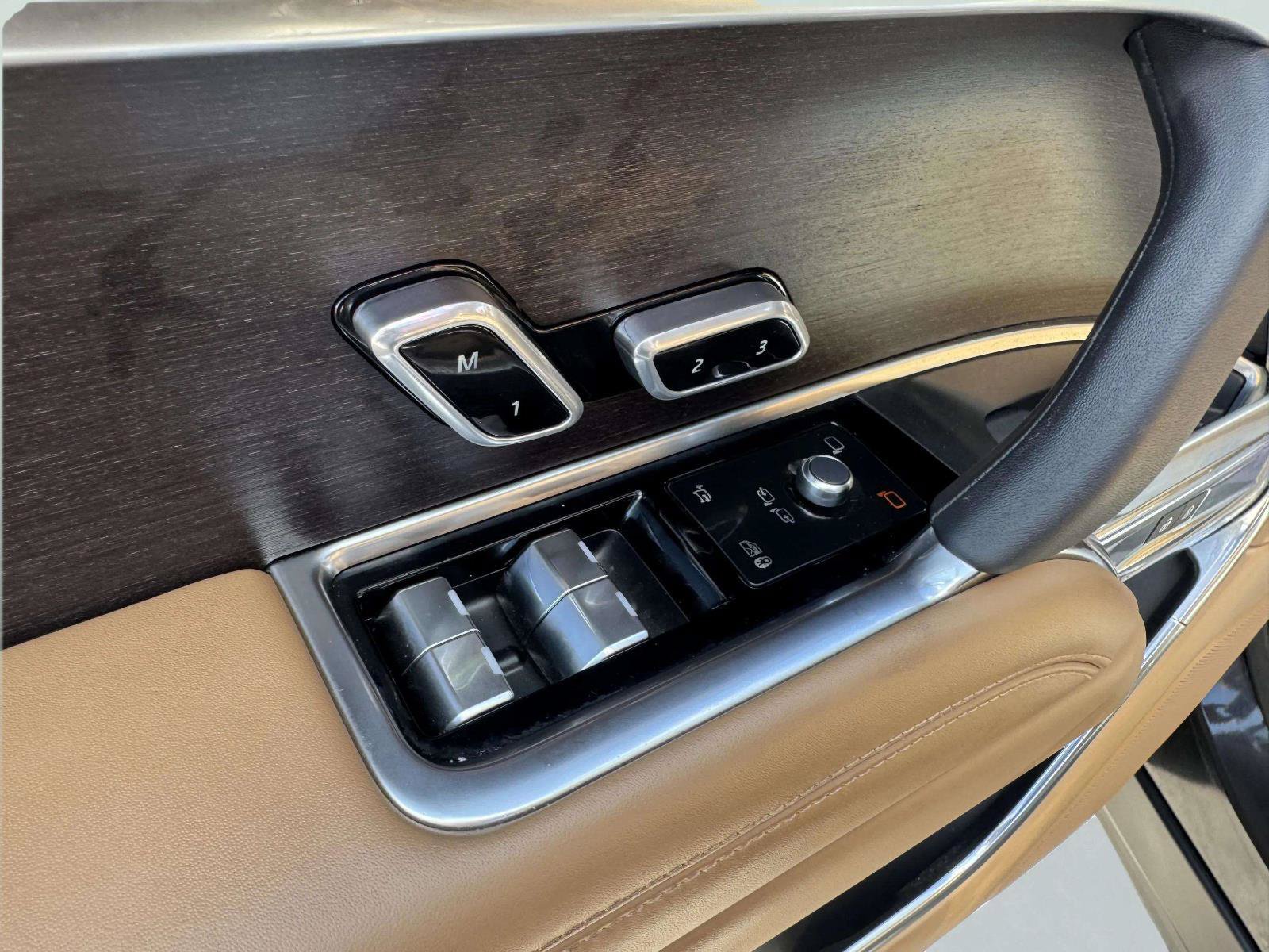 Used 2025 Land Rover Range Rover Long Wheelbase SE AWD/4WD image 21