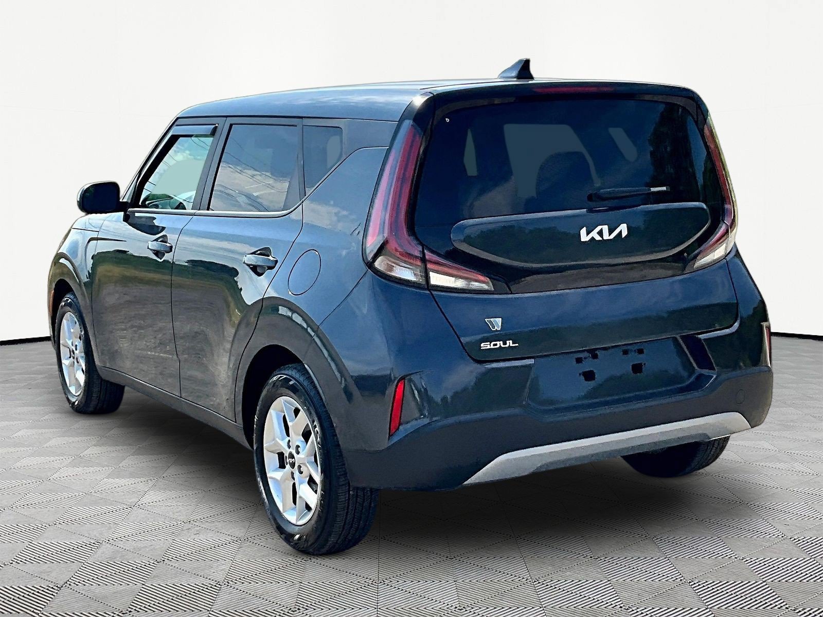 Used 2025 Kia Soul LX w/ LX Technology Package FWD image 4