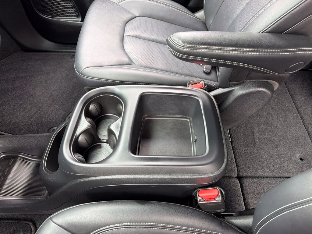 Used 2025 Chrysler Pacifica Select FWD image 13