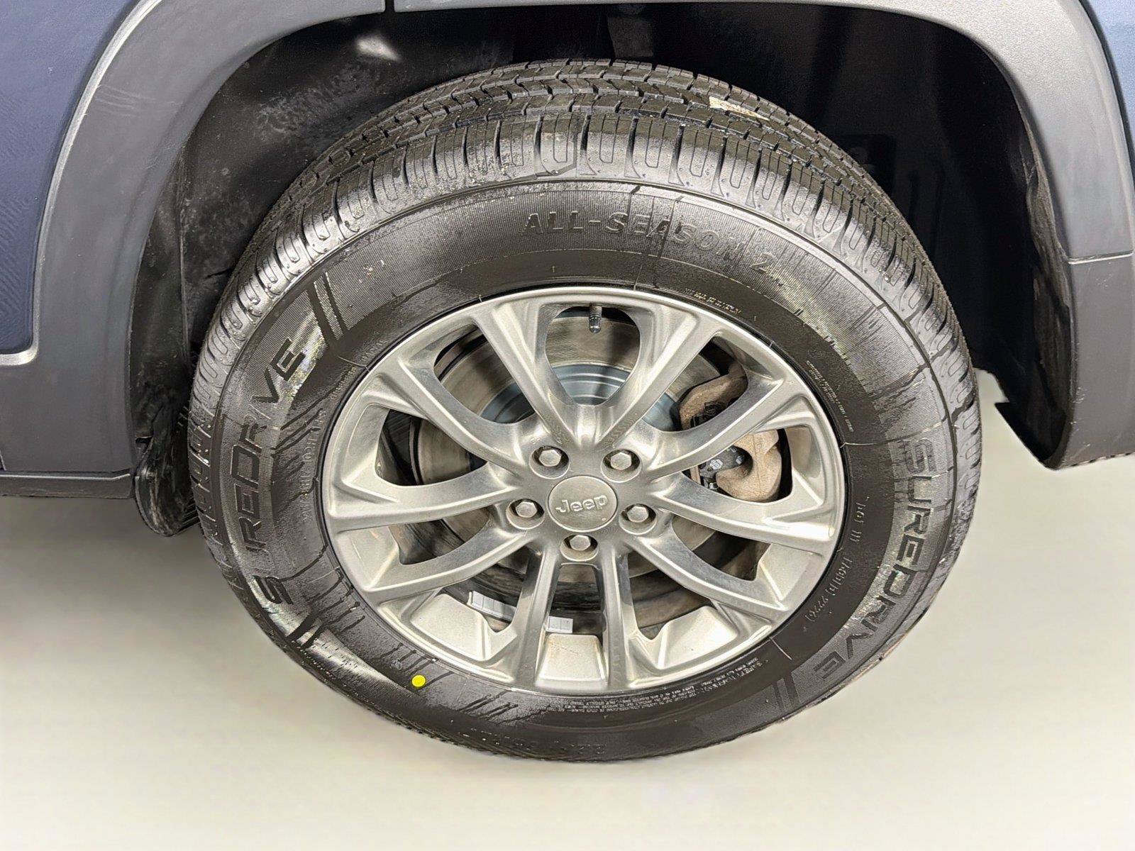 Used 2019 Jeep Cherokee Latitude Plus w/ Cold Weather Group AWD/4WD image 36