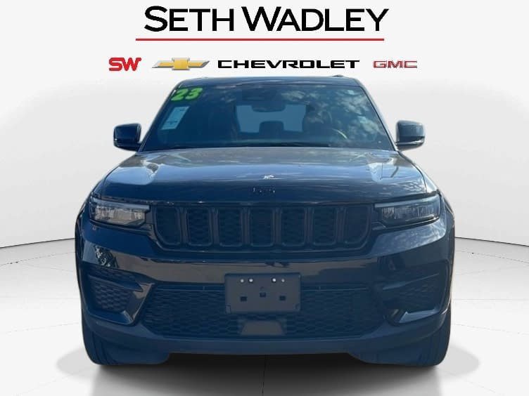 Used 2023 Jeep Grand Cherokee Altitude image 2
