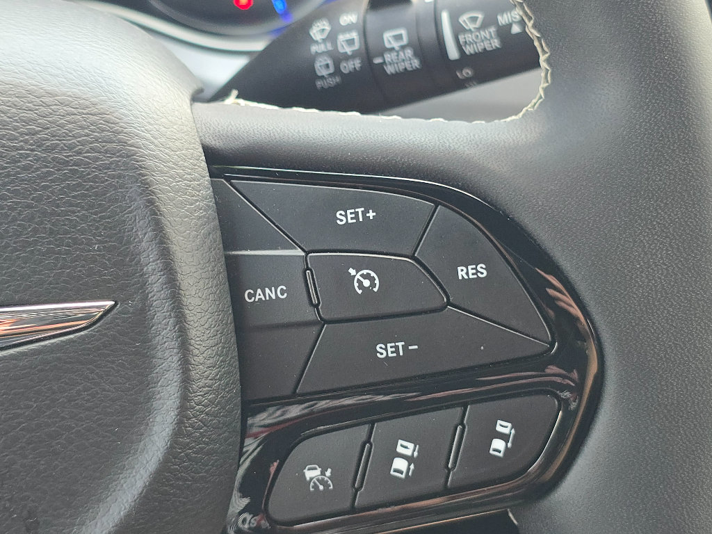 Used 2024 Chrysler Pacifica Limited FWD image 23