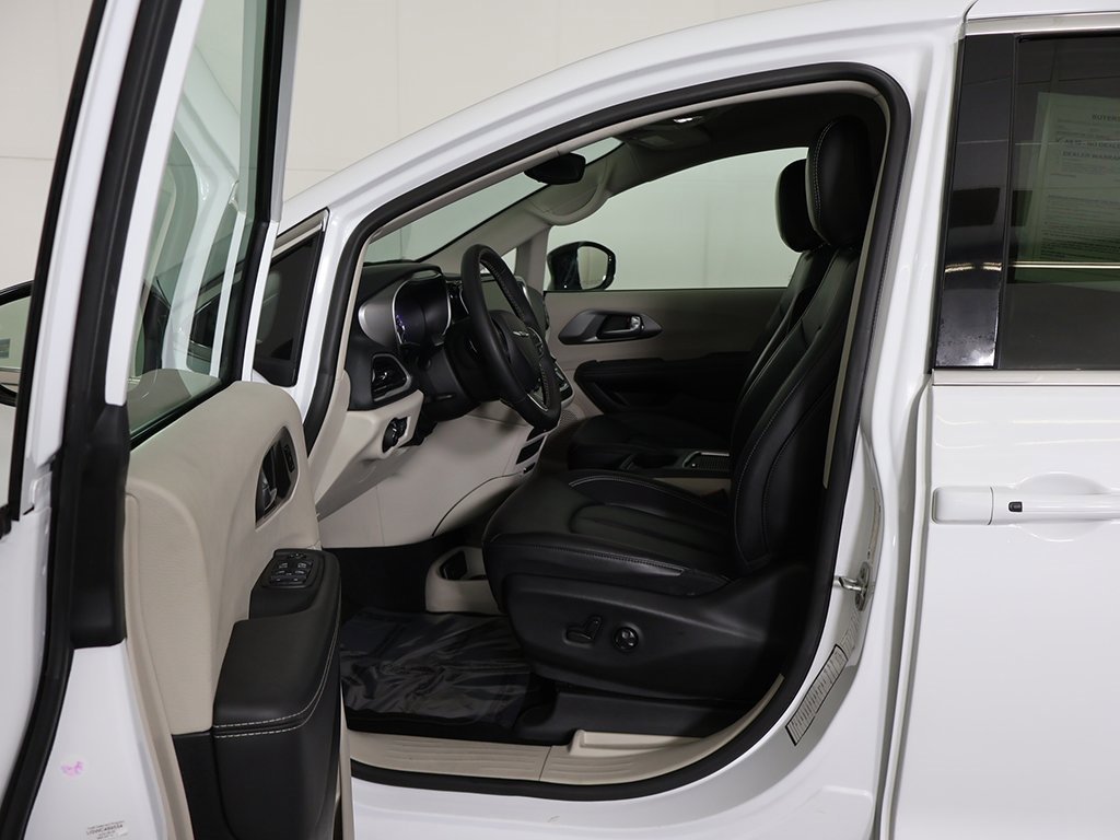 Used 2024 Chrysler Pacifica Touring-L image 28