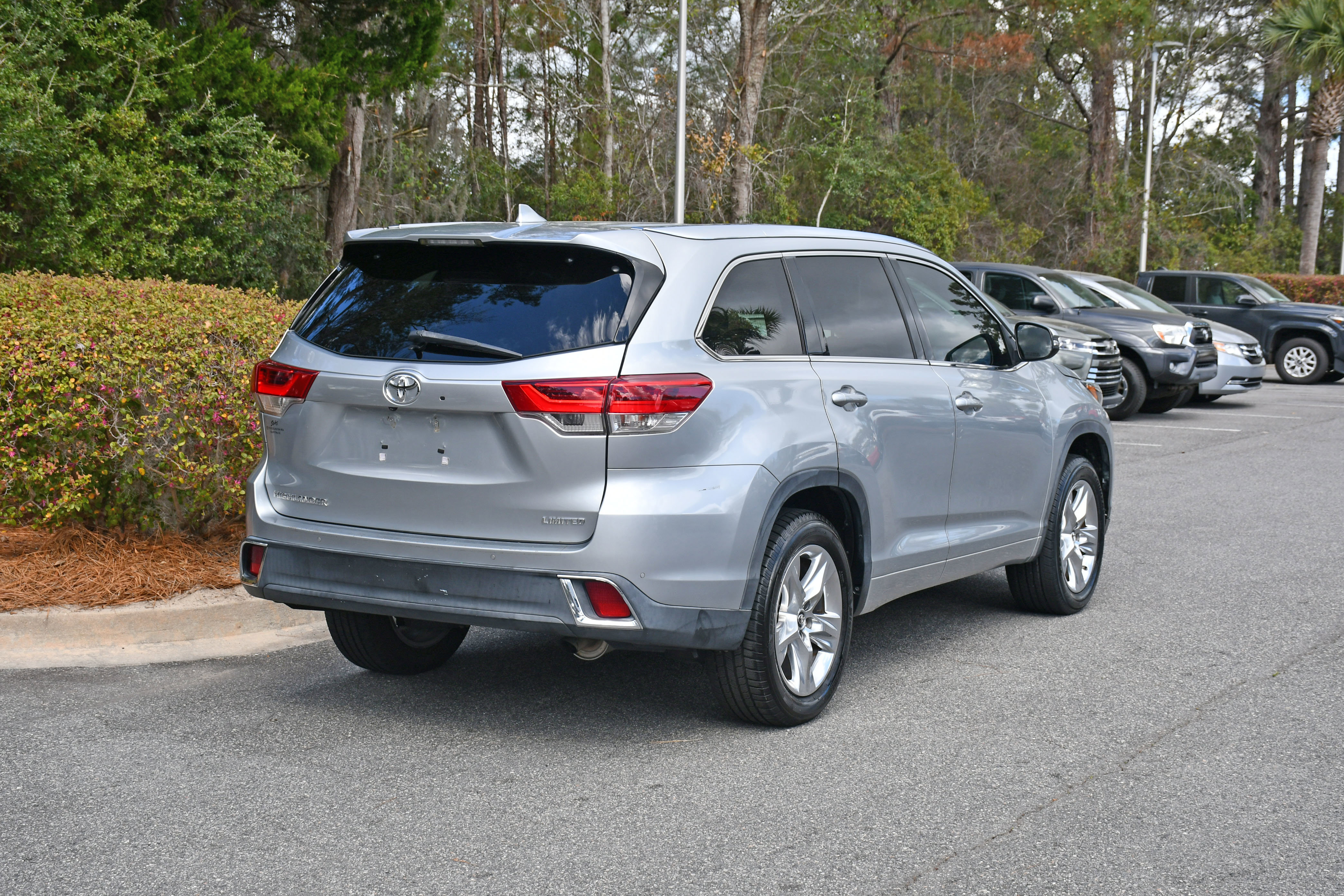 Used 2019 Toyota Highlander Limited FWD image 4