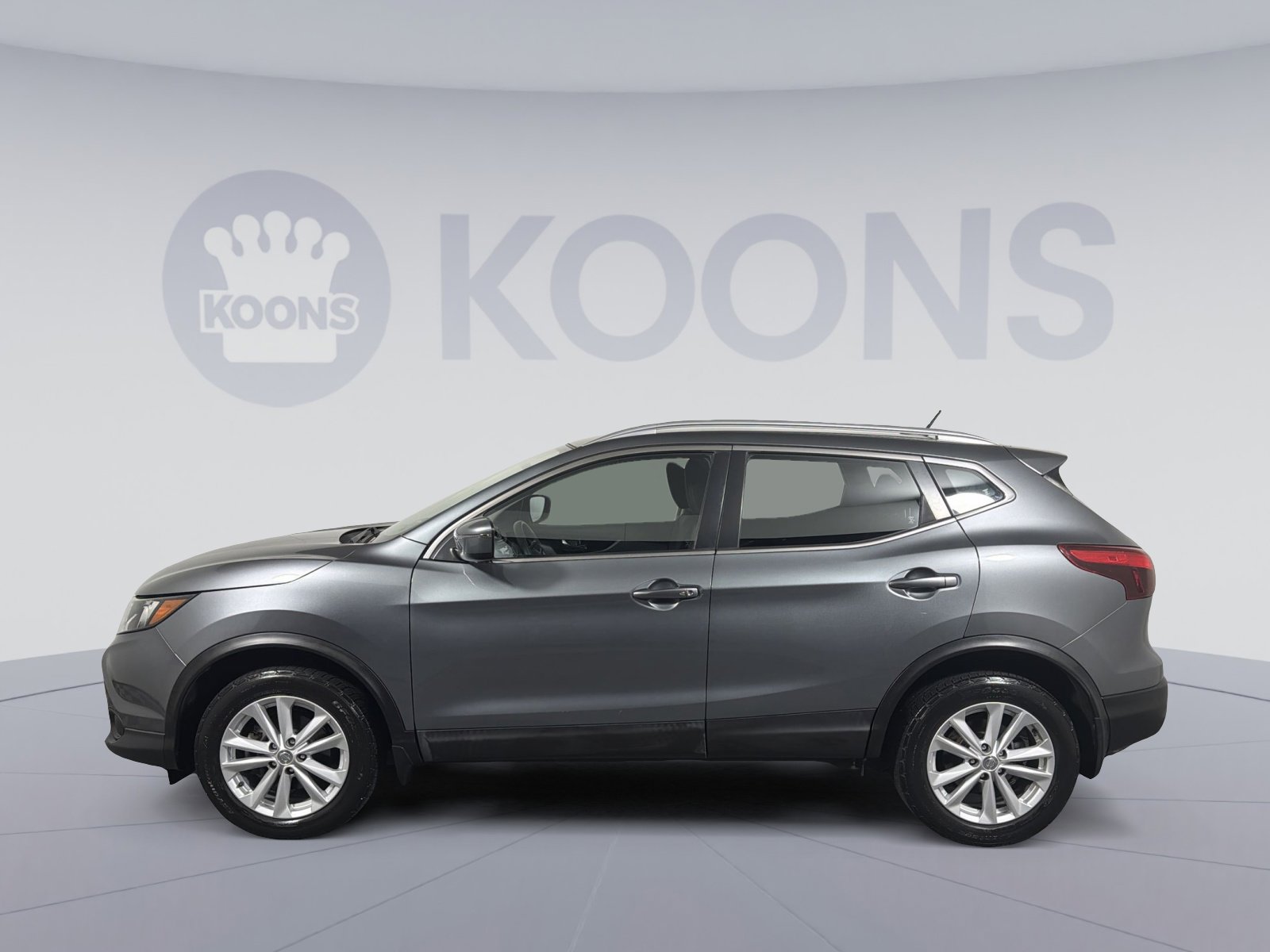 Used 2018 Nissan Rogue Sport SV image 2