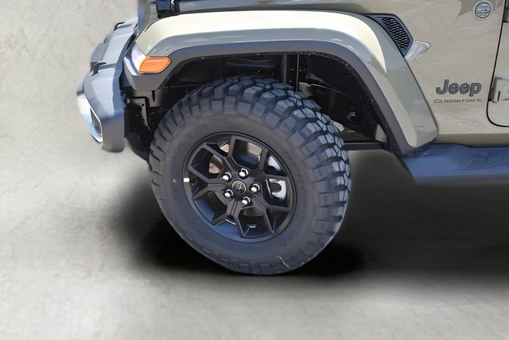Used 2025 Jeep Gladiator Sport AWD/4WD image 9
