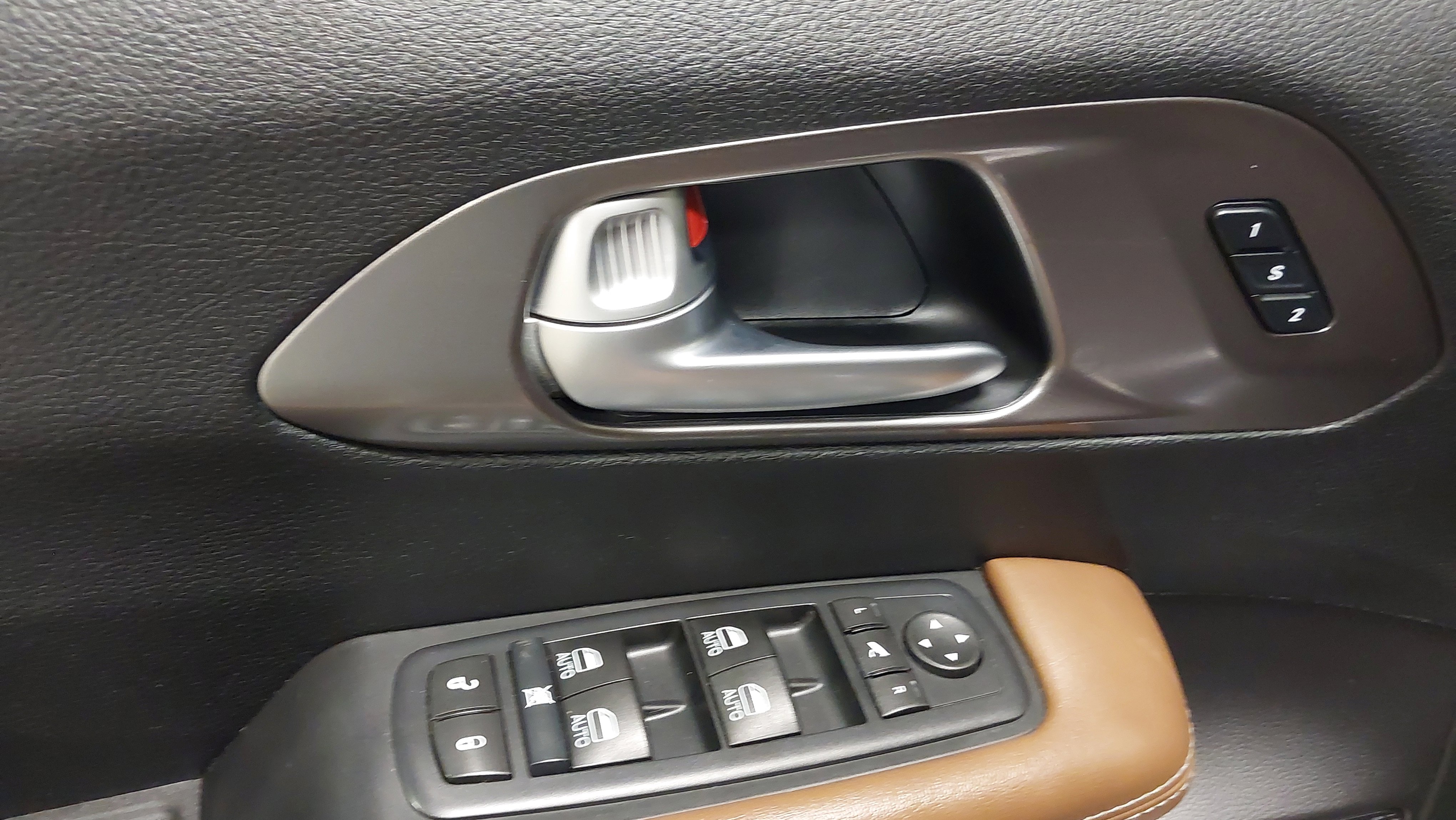 Used 2017 Chrysler Pacifica Limited w/ UConnect Theater Package image 25