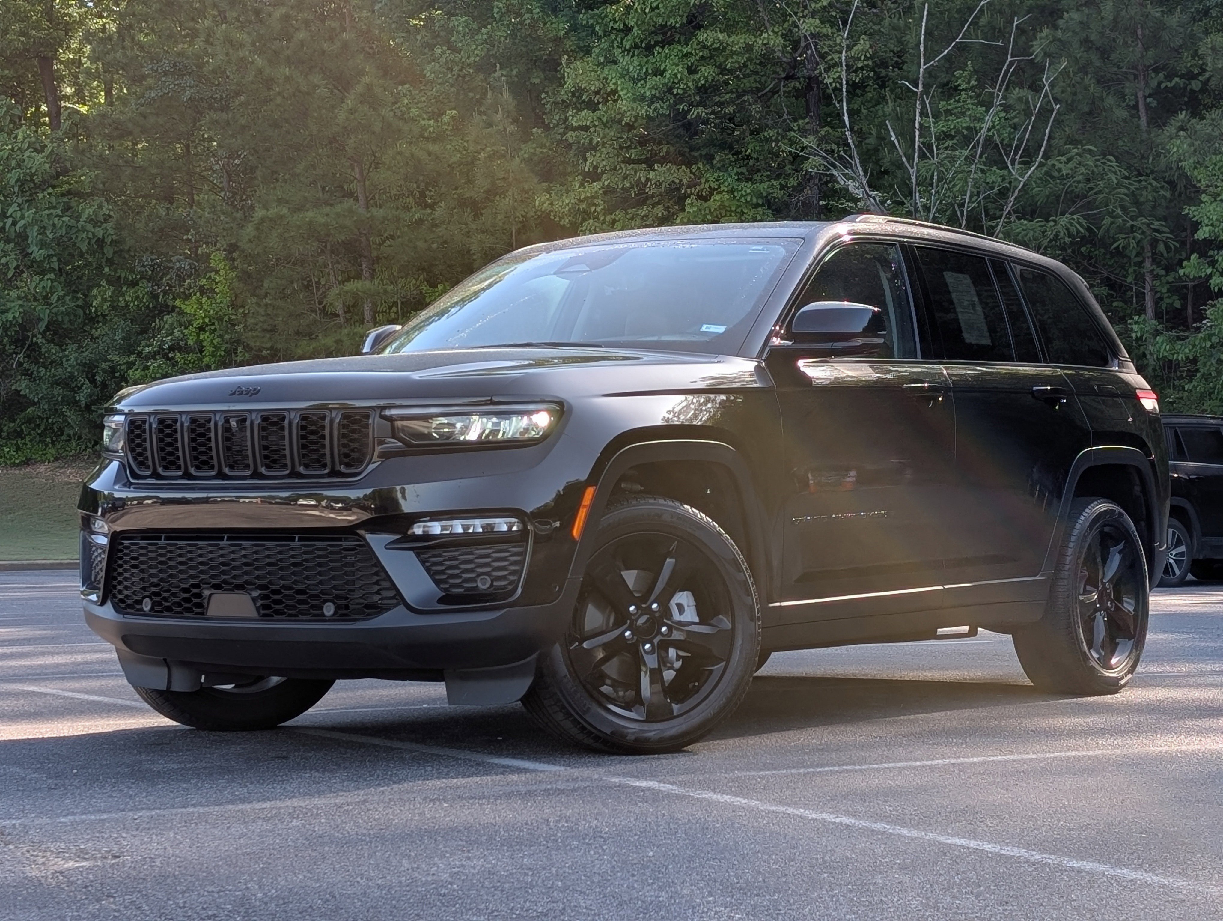 Used 2023 Jeep Grand Cherokee Limited w/ Luxury Tech Group II RWD image 4